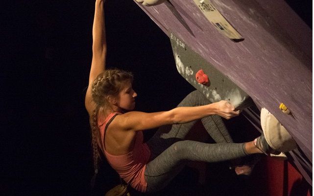Club Alpin Belge - Pauline Oury, Belgian Boulder à BeBloc ©Geoffroy De Schutter
